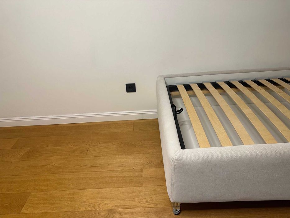 Łóżko tapicerowane z kryształkami  SWAROVSKIEGO 90x200  Stan BDB