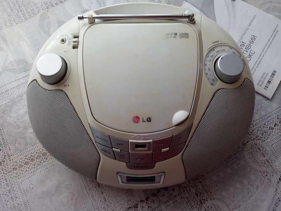 Стильная портативная CD-магнитола с USB