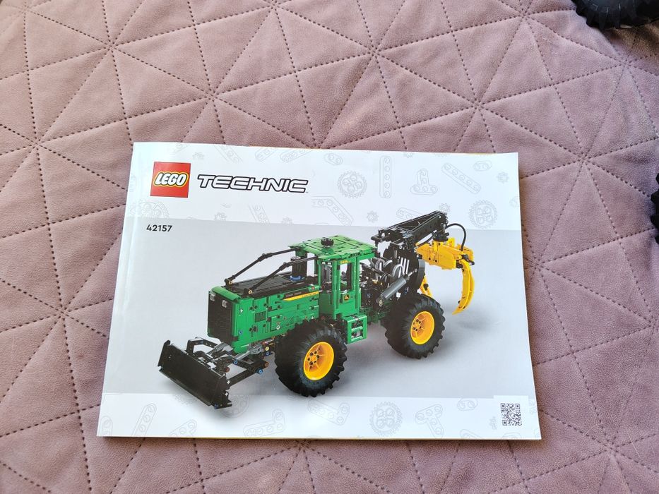 LEGO 42157 Technic - Ciągnik zrywkowy John Deere 948L-II