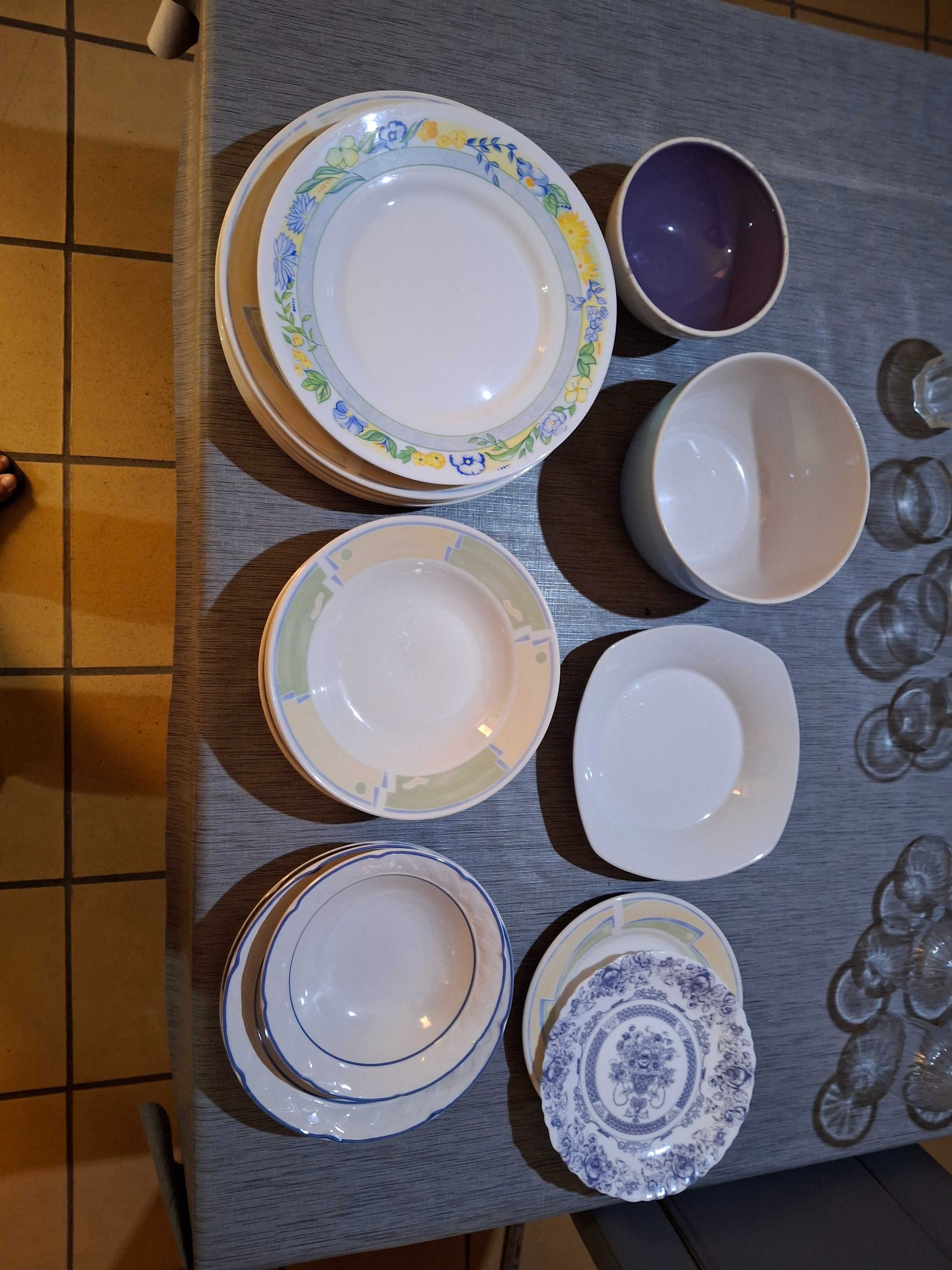 Conjunto de pratos e taças