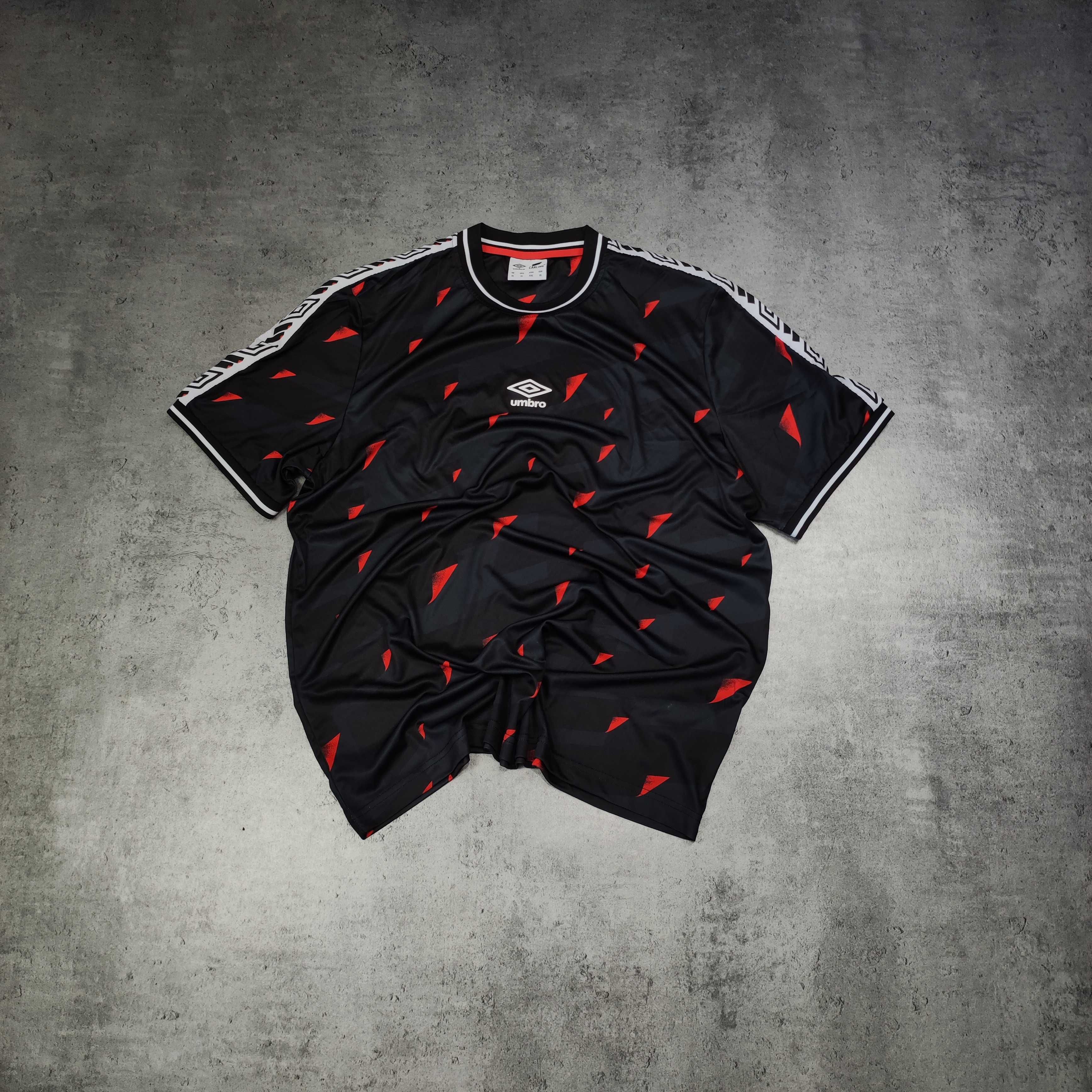 MĘSKA Koszulka Sportowa Duże Logo Czarna Wzorki Umbro Carling Śliska