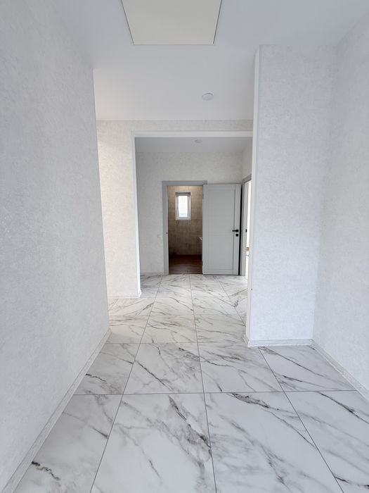 Продам новострой в центре Подгородного можно под Э Оселю !!! ( С )