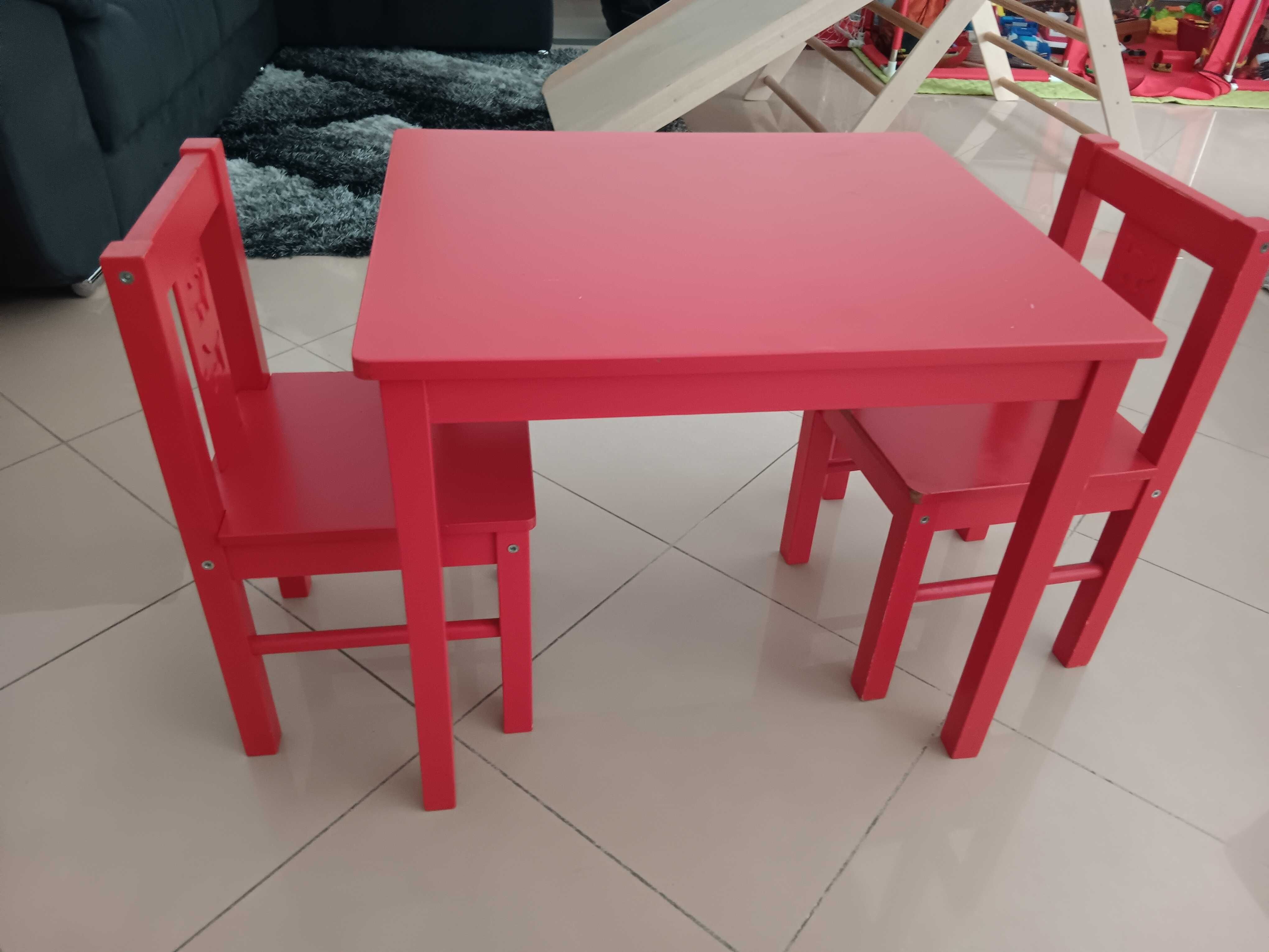 Mesa de bricar com 2 cadeiras