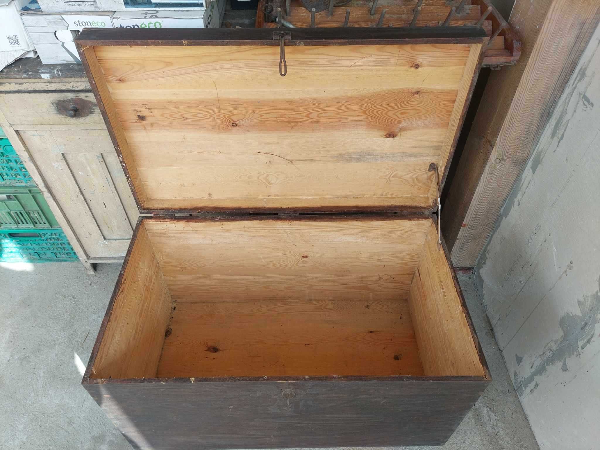 Stary kufer duży drewniany.