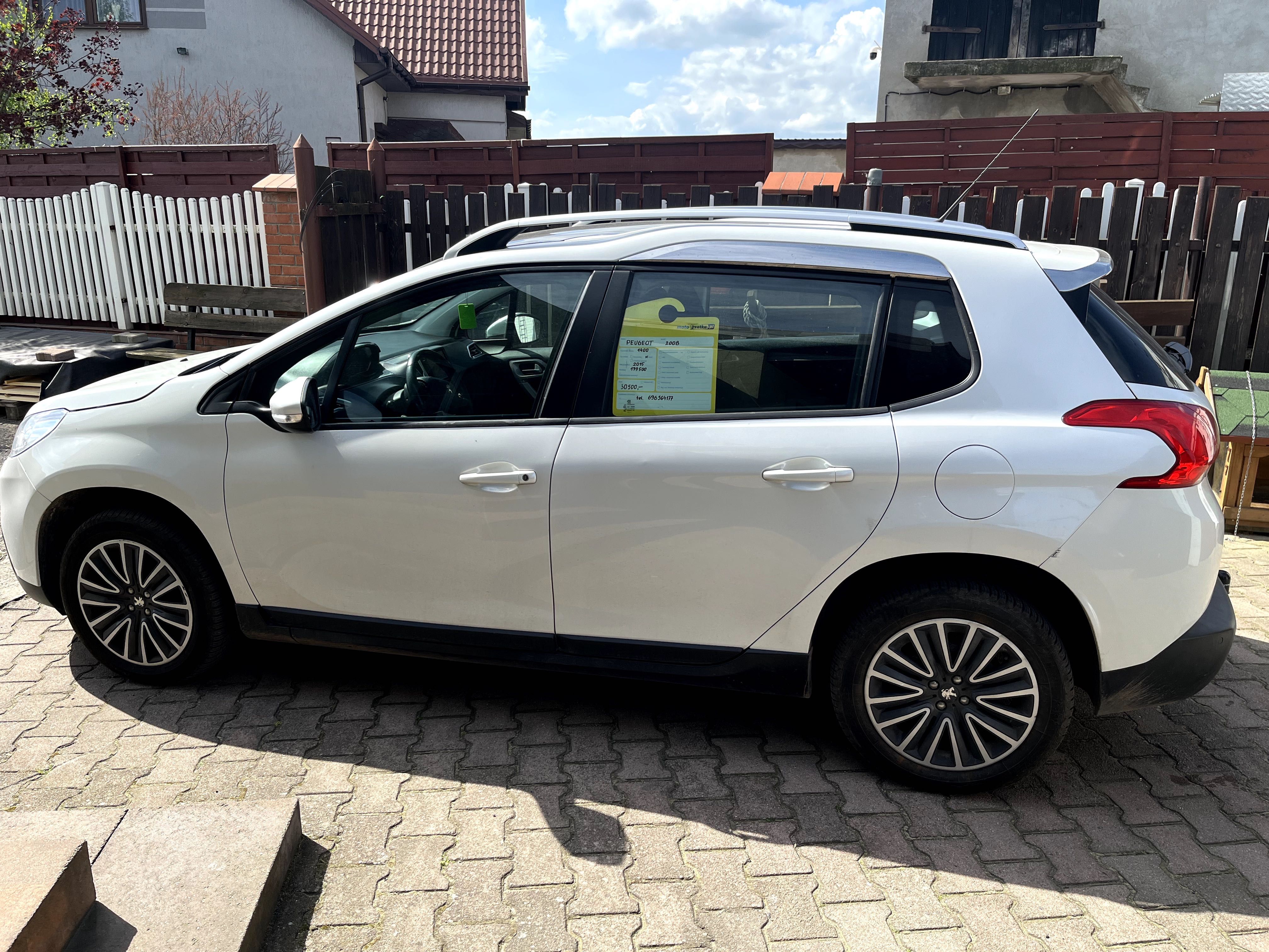 Peugeot 2008 1.4HDI 2015r. szklany dach, hak, 180000 km, biała perła