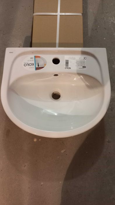 Sprzedam umywalkę z szafką łazienkową.