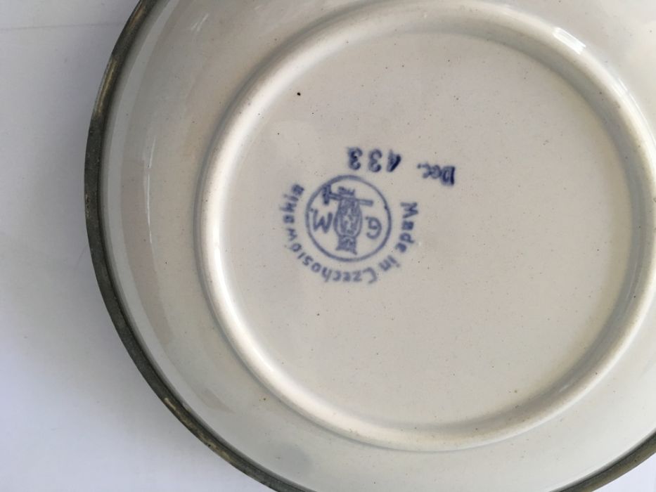 Taça em porcelana com pega metálica, cerca1940/50