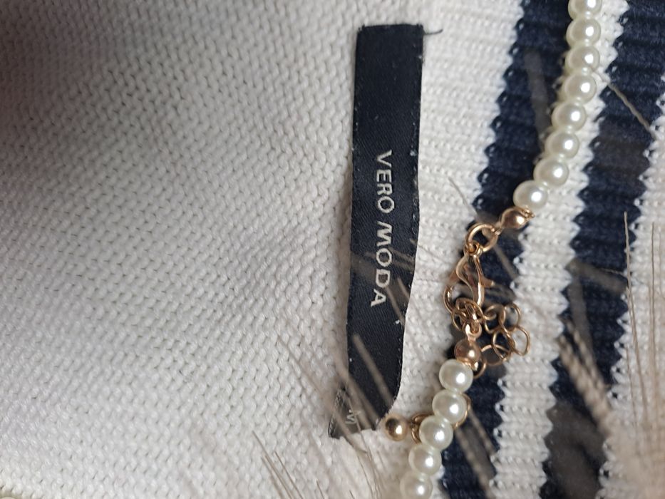 Biały sweter Dekolt V Old Money | Golf style | Czarne Paski | Dekolt V