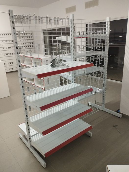 Estantes metálicas e painéis multi régua