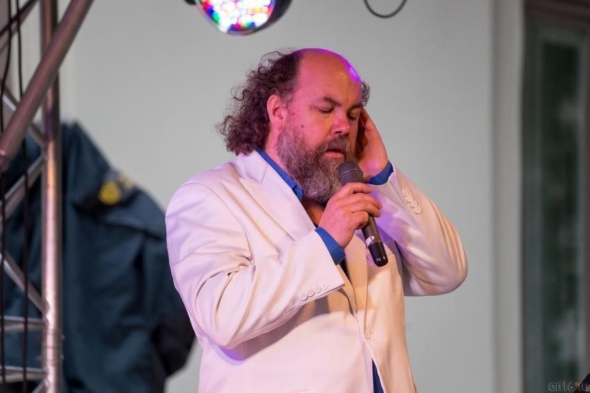 Вокал,  фортепиано, гитара ,сольфеджио и сочинения песен