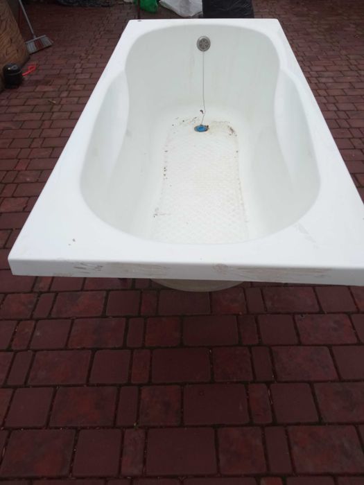 Ванна акрилова в гарному стані, 70см на 160см; на ніжках.