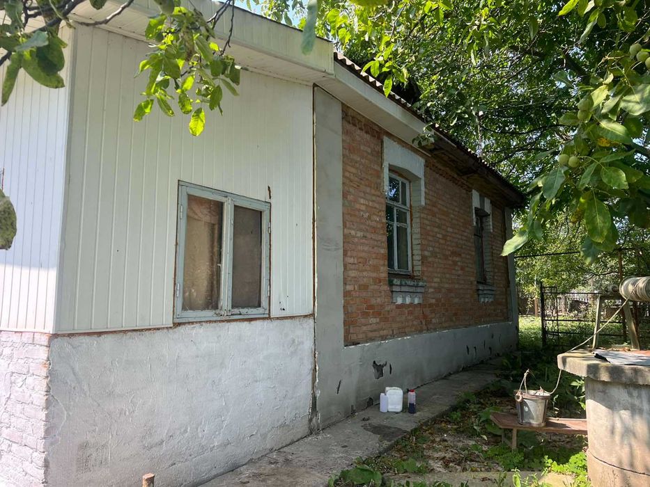 Продається  будинок у селі Парпурівці 28 с землі