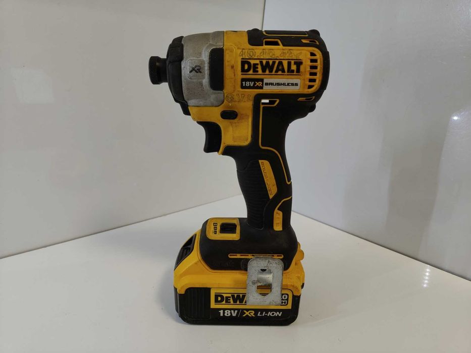 Zakrętarka udarowa DEWALT DCF887N 18V 205NM + AKU 4,0AH 18V