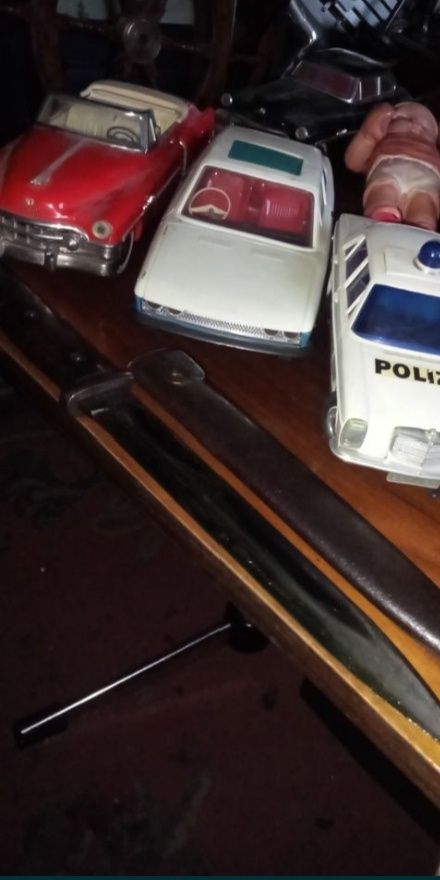 Stare zabawki bibeloty. Lalka XXw. bobas. Auto blaszane Bębenek Piesek