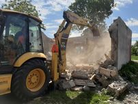Wywrotki wywrotka koparka wyburzenia wyburzenie budynku szambo betonow