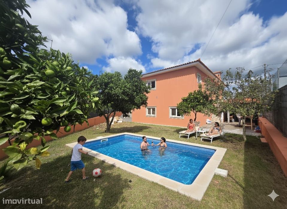 Vivenda com jardim no eixo Porto Braga