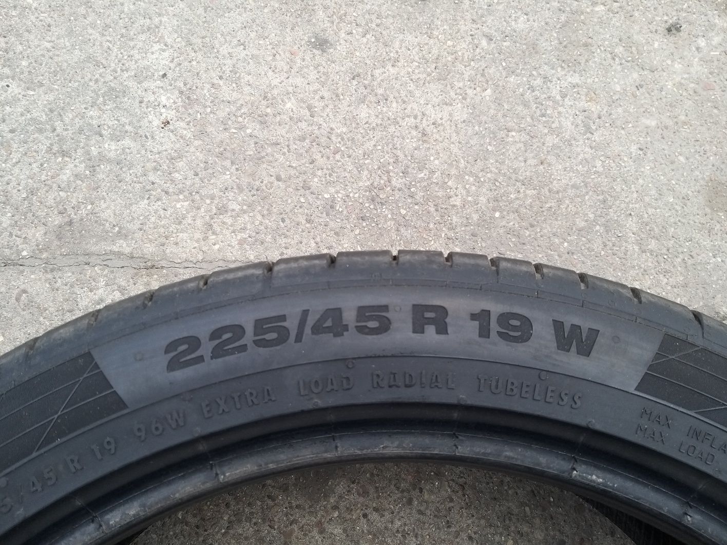 225/45R19 W Continental