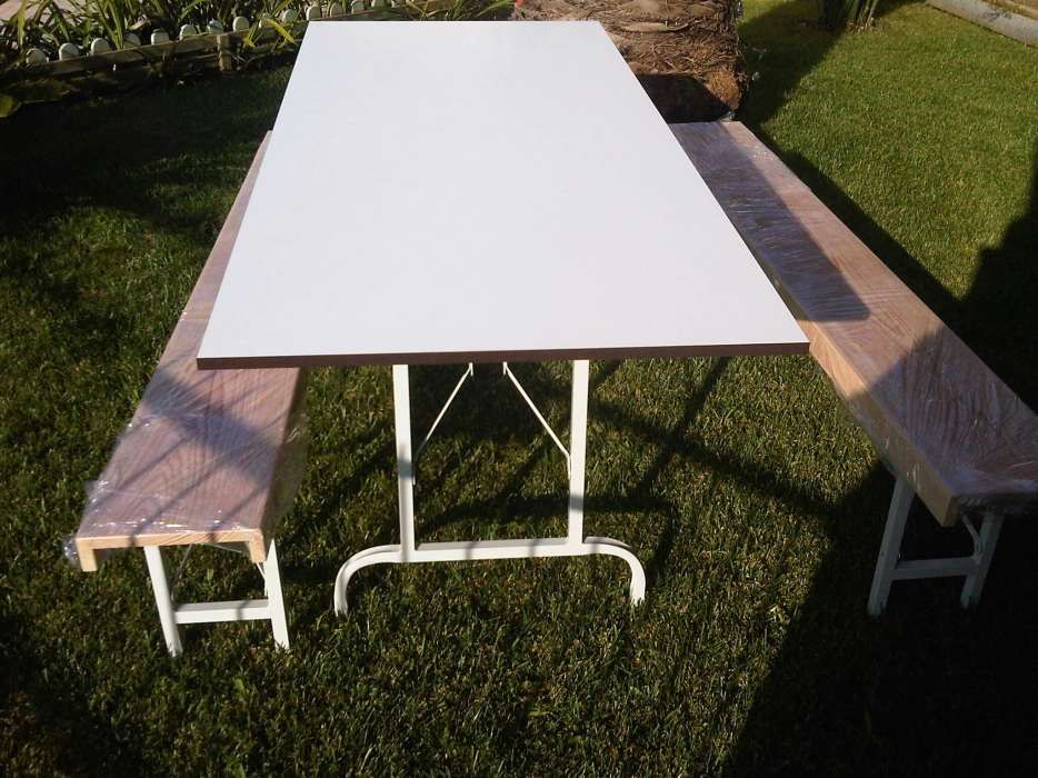 Conjunto de mesa e bancos articulados