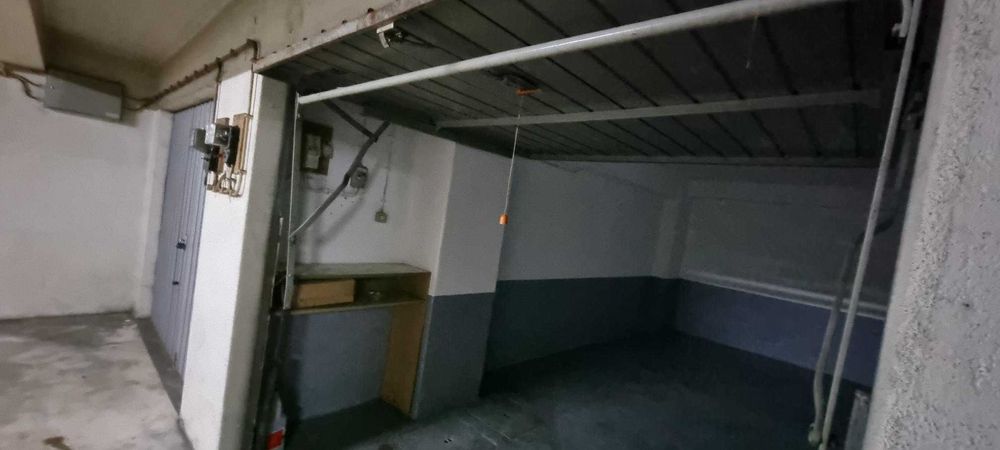 Alugo Box na Rua João de Barros nº 12, Cv - Oeiras