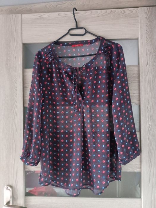 Bluzka prześwitująca we wzory z wiązaniem