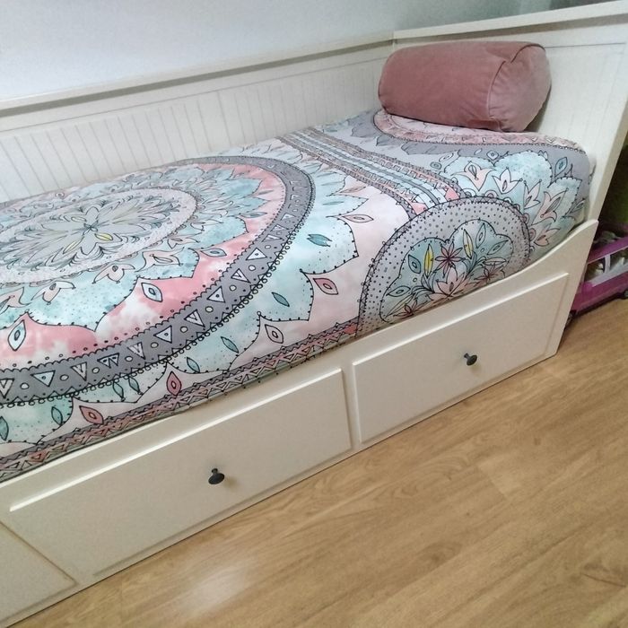 Cama Hemnes IKEA individual com 2 colchões mas pode abrir para o dobro