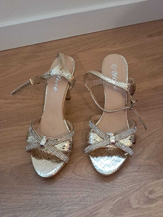 Sandálias douradas