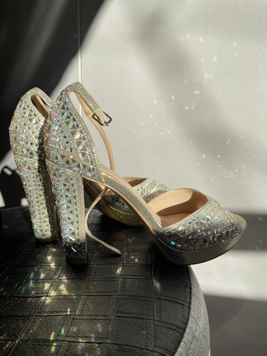 Босоніжки стрази туфлі 36-37р святкові Menbur