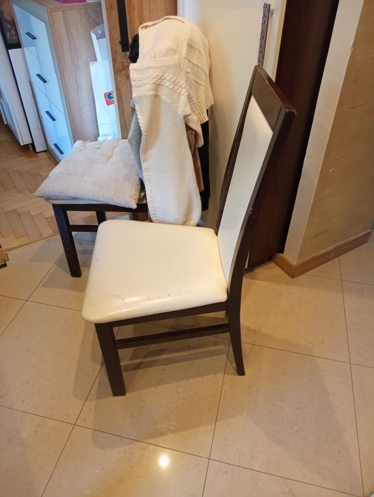 Stòł z 4 krzesłami