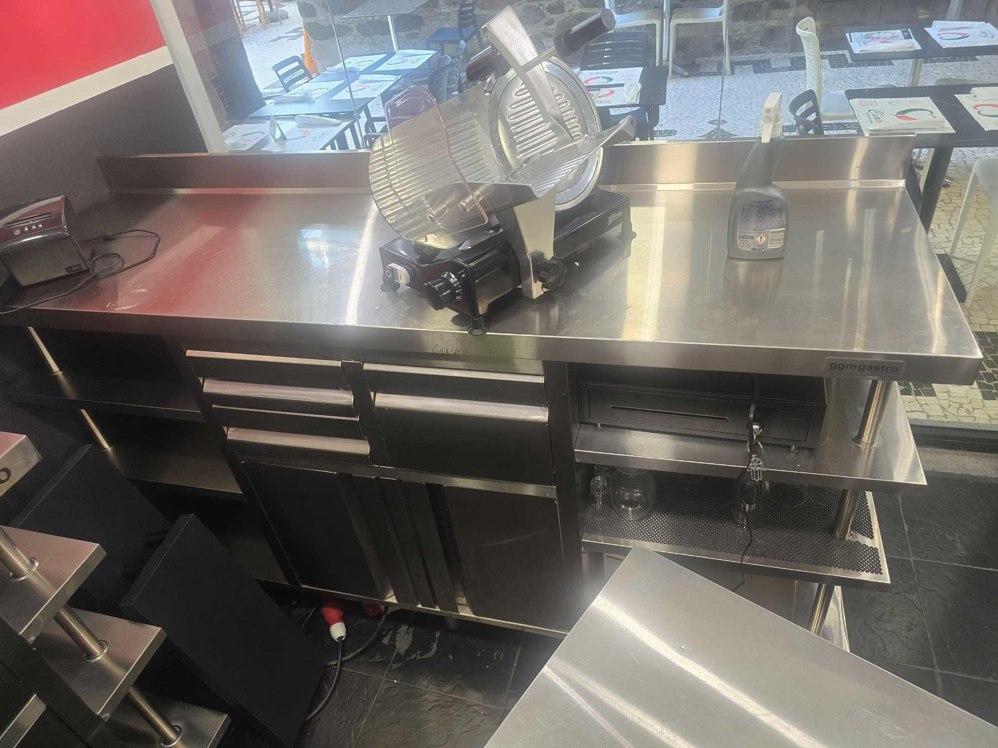 Vendo mesa de café de inox ,como nova com  2metros