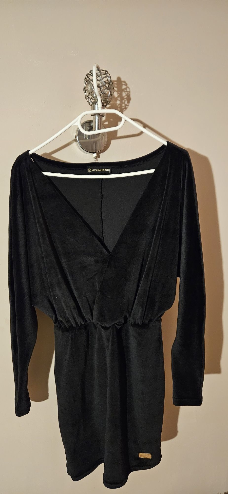 Czarna sukienka welurowa MassimoConti