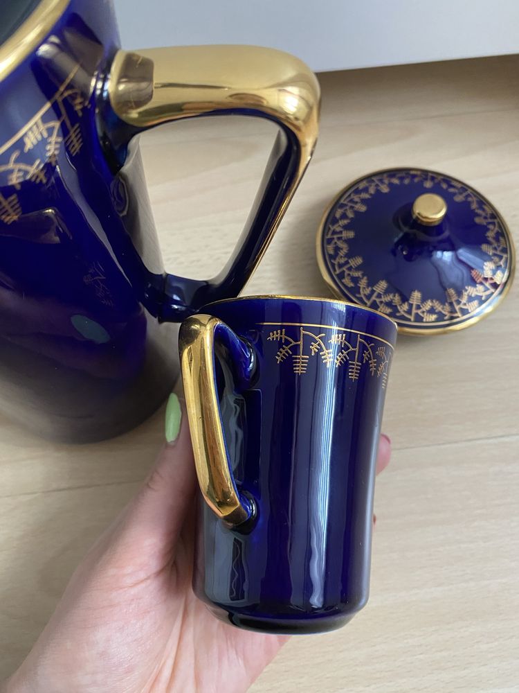 Porcelanowy granatowy dzbanek z przykrywką i dzbanuszek na mleko