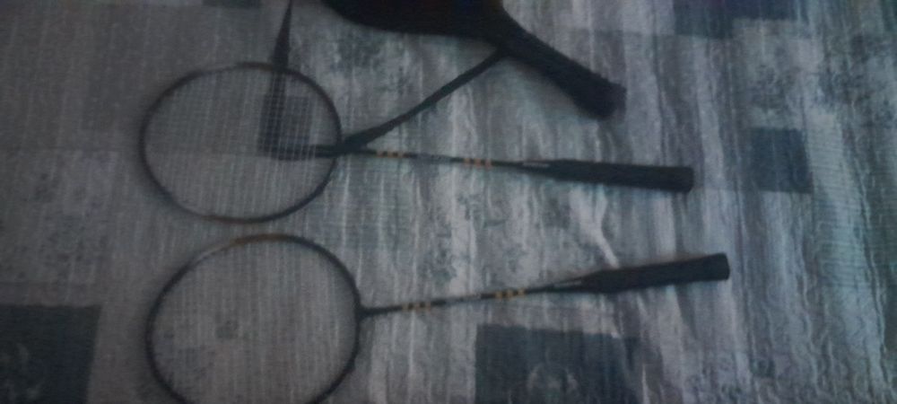 Duas raquetes de badminton baratas