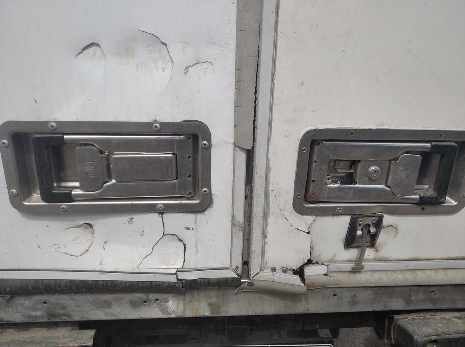 Ремонт виготовлення дверей ізотермічного фургону сендвіч-панелі Львів