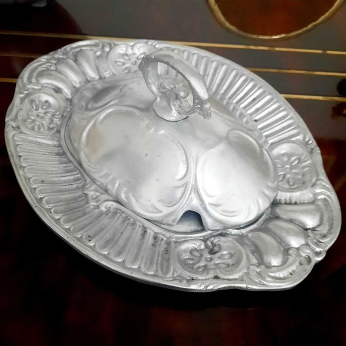 Antiga terrina de alumínio com bandeja.