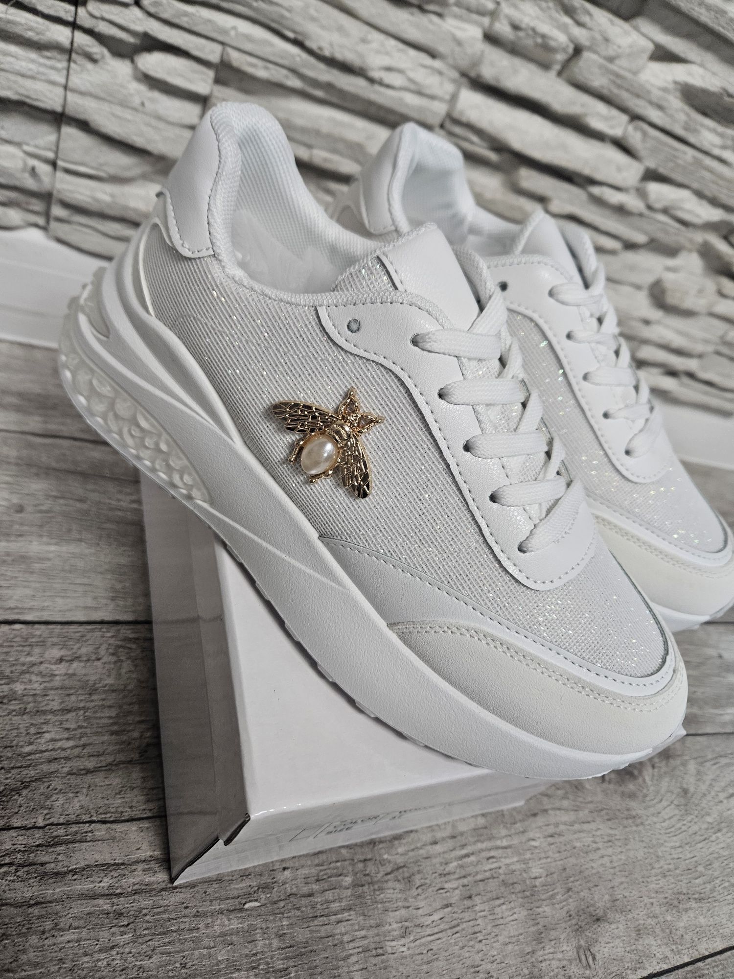 Nowe z pudełkiem przepiękne białe sneakersy z owadem złotym rozmiar  3