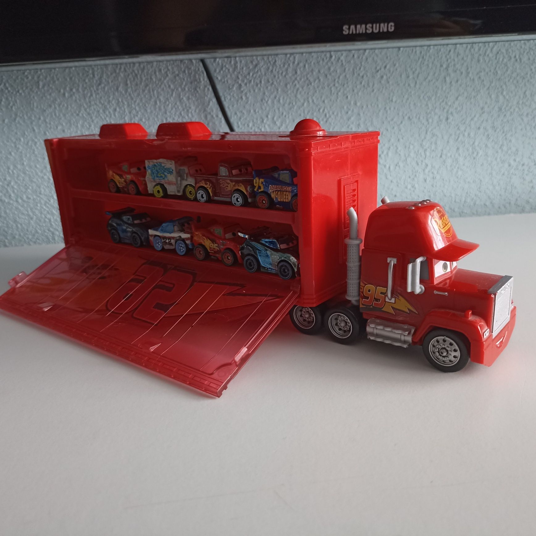 Tir Maniek McQueen + 17 metalowych aut mattel