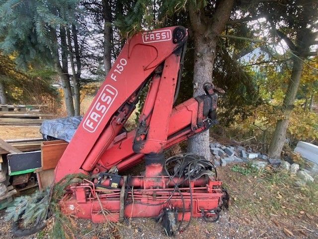 HDS Fassi F150 z pilotem