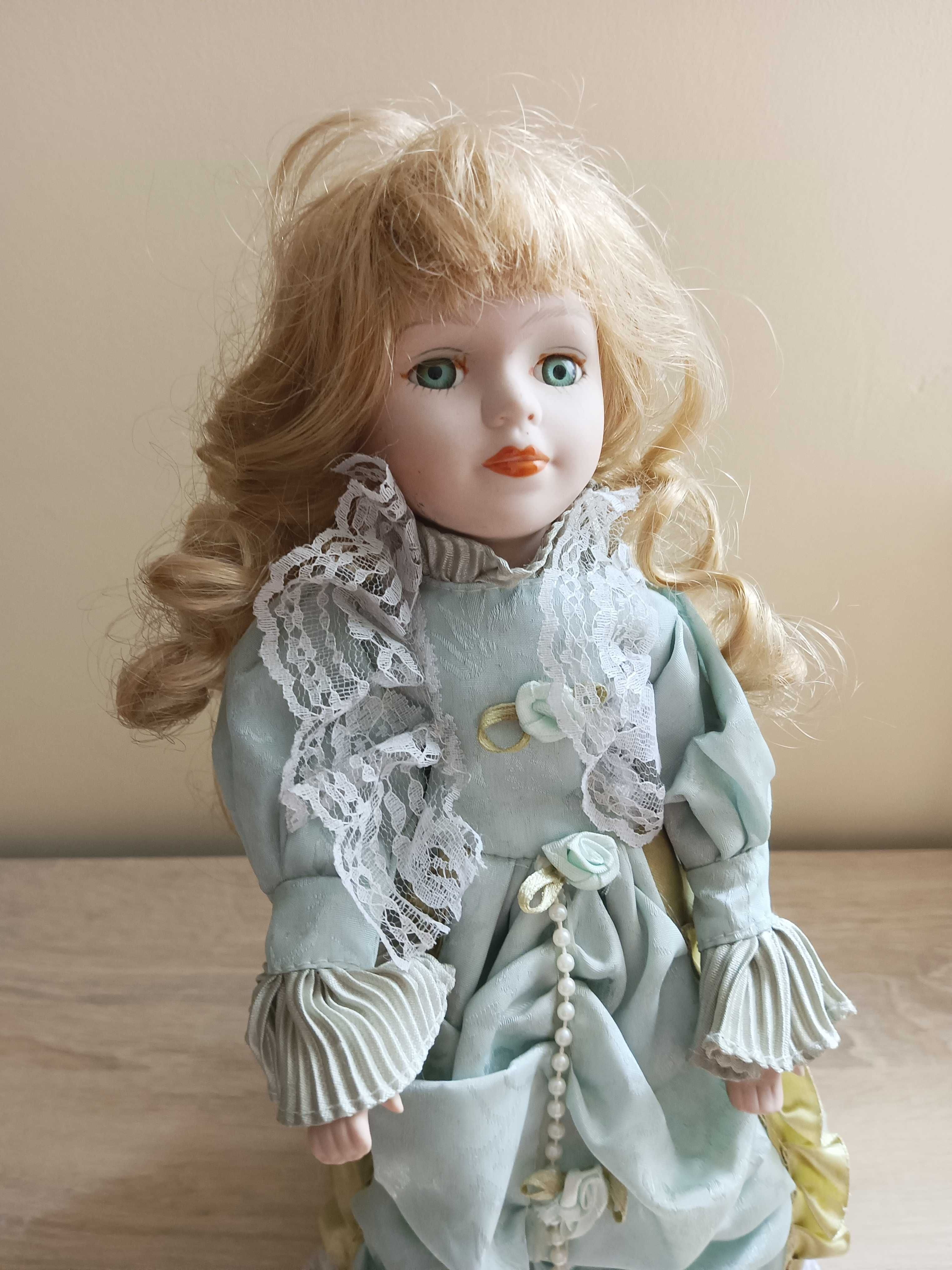 Lalka porcelanowa stojąca, sukienka, blond włosy za 1 zł
