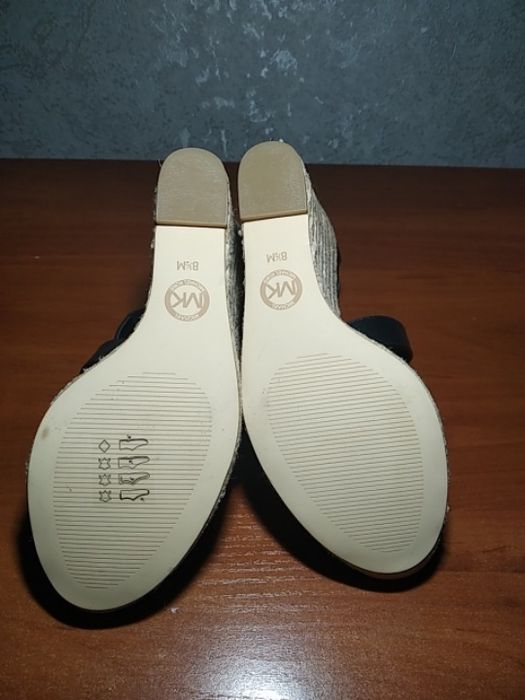 Продам жіночі босоніжки MICHAEL KORS