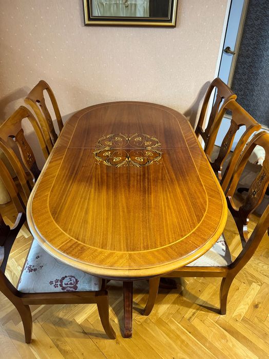 Stół z krzesłami z zestawu mebli Sheraton