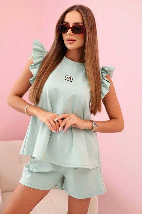 Komplet damski z falbanką – bluzka z krótkim rękawem i szorty z gumką