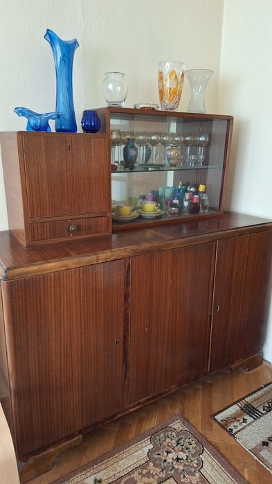 Stary Kredens drewniany w stylu Art Déco ze szklaną gablotą z lustrem