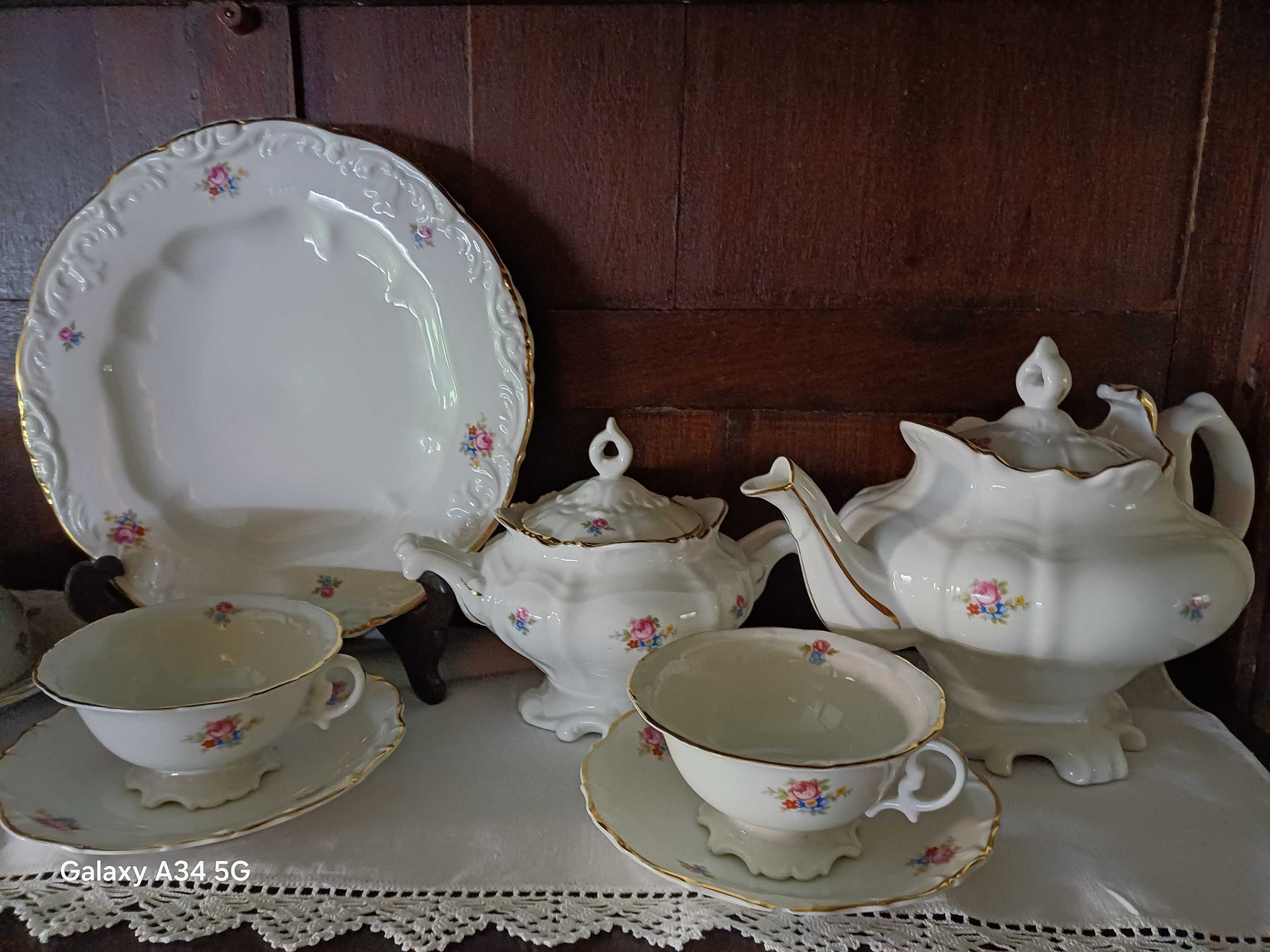 Serviço de Chá em porcelana da Vista Alegre verde mufla a carimbo.
