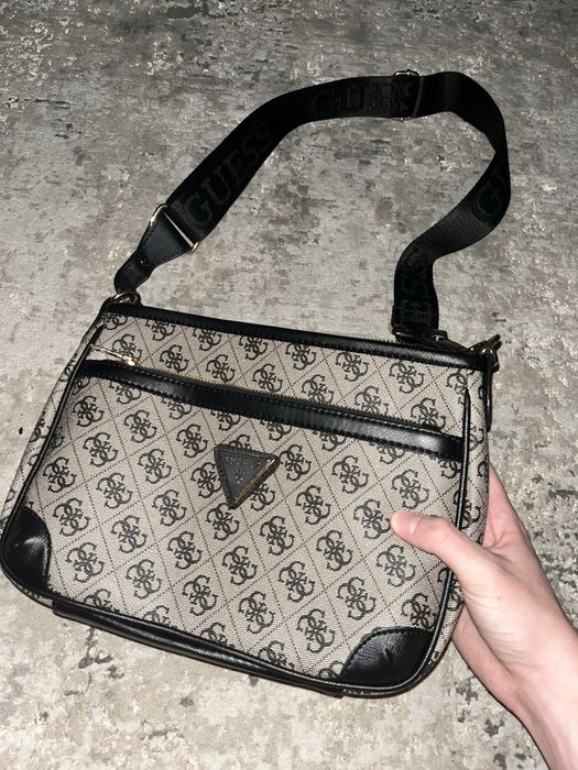Сумка Guess.
