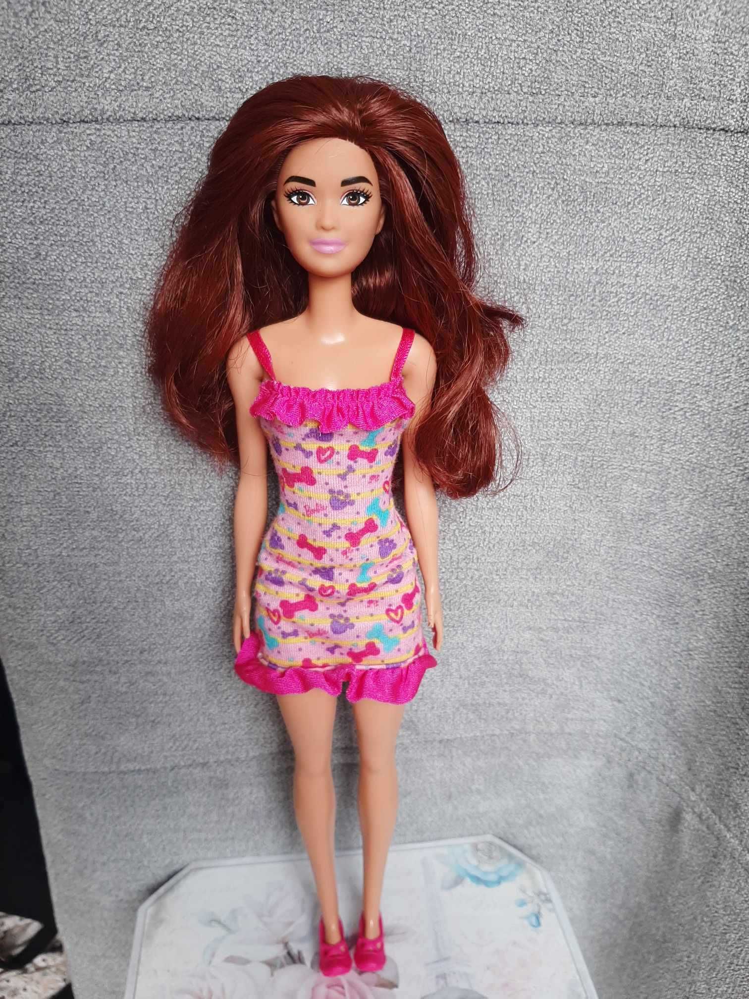 lalka barbie z ubrankami