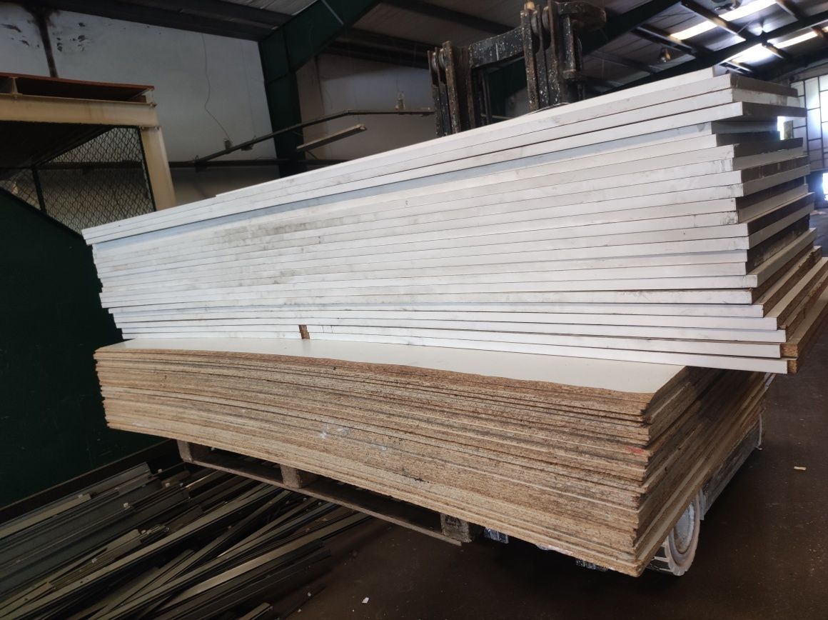 Lote de portas laminadas e placas de contraplacado 9mm