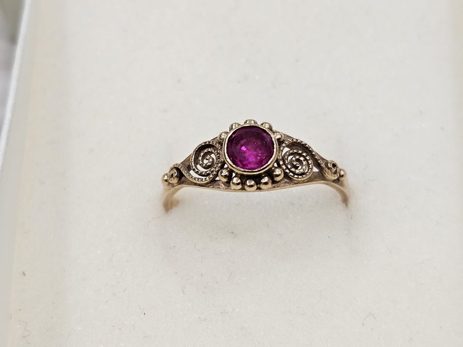 Złoty pierścionek z CZERWONYM OCZKIEM PR 585