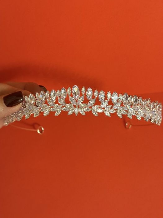 Святкова діадема преміум якості ,стан повністю новий.Срібний кулон 925