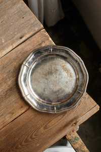 stara mosiężna taca platerowana srebrem z falistym brzegiem