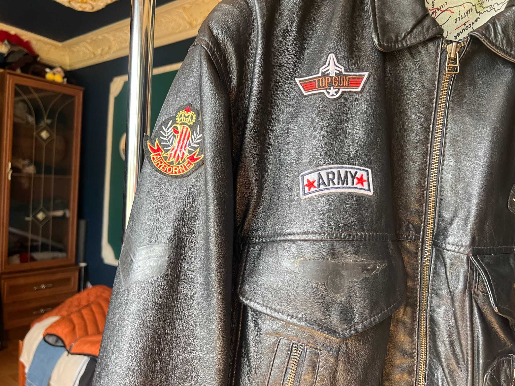 Kurtka skórzana TOP GUN z naszywkami.